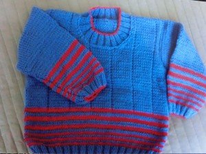 Jungenpullover in blau-rot