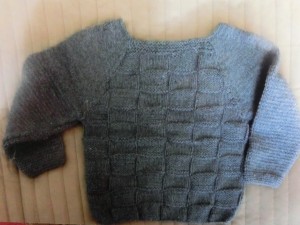 Grauer Pullover im Phantasiemuster